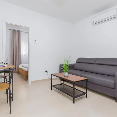 Gorgeous Home In Peroj With Wifi Сasa de vacaciones *